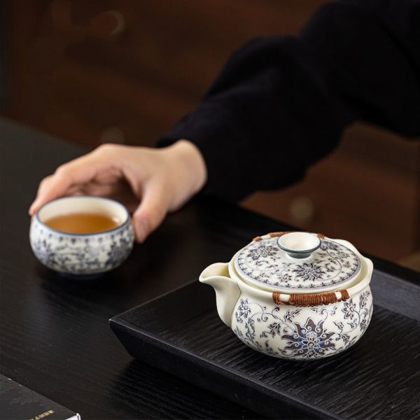 2e5ff71796c1be9061b2a81bd9665a31 Blue and flower tangled lotus hand-grabbing pot lid bowl tea cup (2 cups per pot)