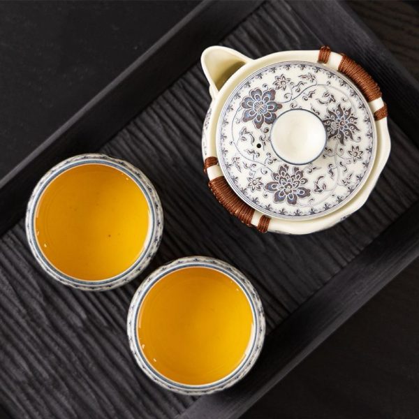56b272229f13829f3bf591a18746a61d Blue and flower tangled lotus hand-grabbing pot lid bowl tea cup (2 cups per pot)