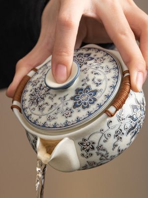 Blue and flower tangled lotus hand-grabbing pot lid bowl tea cup (2 cups per pot)