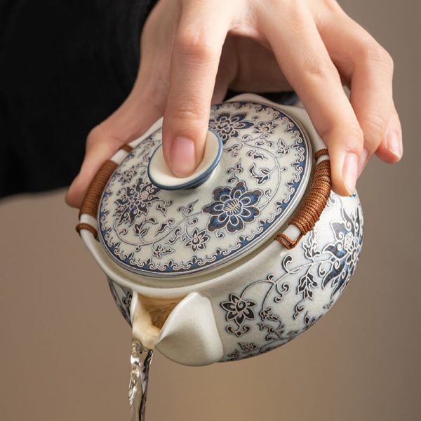 593b0e6fdd6fbf62bf4309db7e1e4b99 Blue and flower tangled lotus hand-grabbing pot lid bowl tea cup (2 cups per pot)