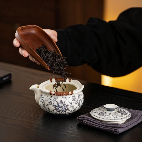 778b027d4ac1ba93b749ea124140091a Blue and flower tangled lotus hand-grabbing pot lid bowl tea cup (2 cups per pot)